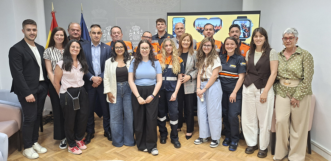 Foto de grupo con los jóvenes.